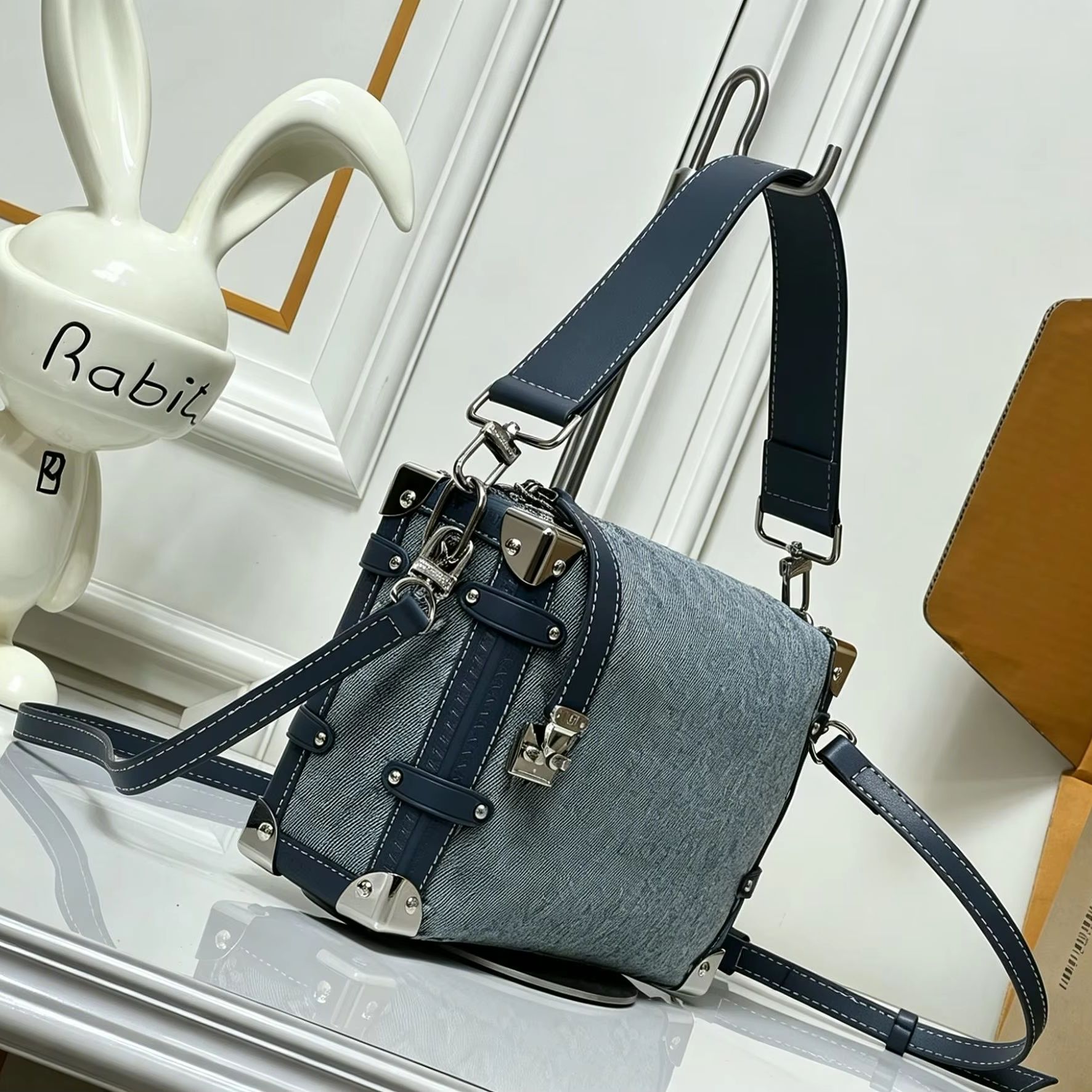 Luxury Bags Blue - Bolso Mini Trunk de Mezclilla Azul